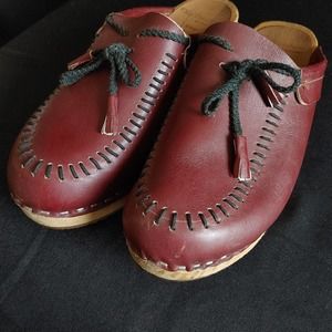 Olof Daughters By Ulla Wooden clogs size 39 Maroon W Black Stitching, Tassels